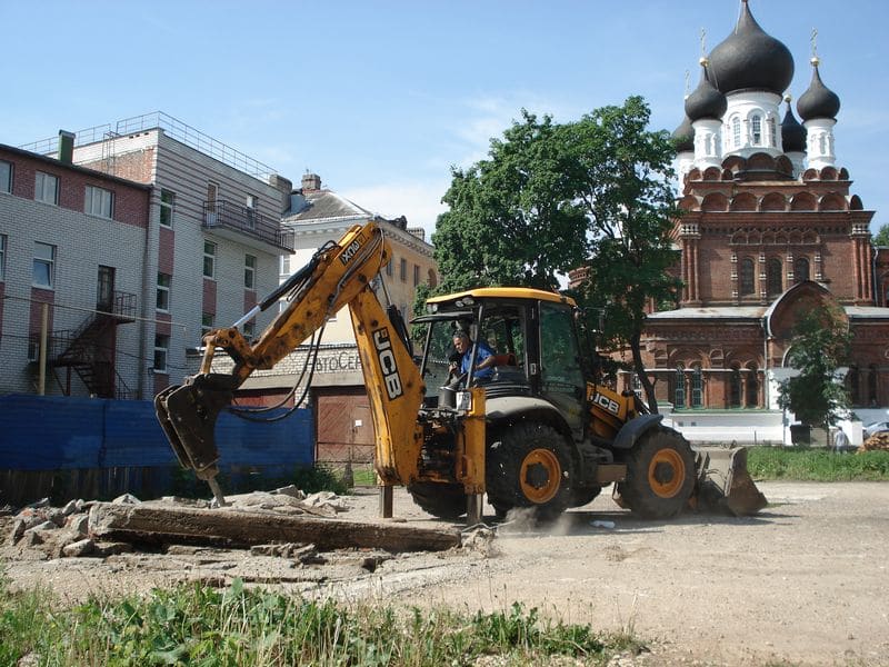 Демонтаж бетонных плит перекрытий на территории Храма Всемилостивого Спаса. Фото